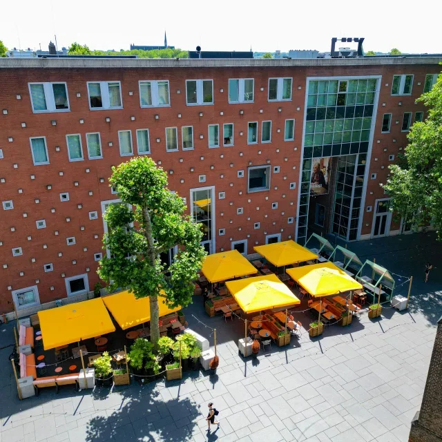 Vanwege de extreme hitte blijft ons terras vandaag gesloten.

Binnen zijn we gewoon open en kun je de hitte ontvluchten in onze koele filmzalen🎬

Blijf koel vandaag! 💛