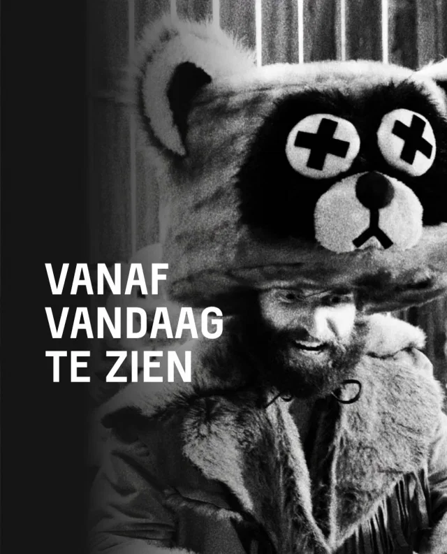 🎬 Vanaf vandaag zijn er weer een hele hoop nieuwe films bij ons te zien. Bij welke zien we jou in de zaal? 

☁️Below The Clouds
Magistrale film over Napels en zijn voorganger Pompeï. In adembenemende zwart-wit beelden verweeft Gianfranco Rosi het dagelijks leven met de geschiedenis van de stad tot een warmbloedig portret van alles wat dreigt te verdwijnen. De muziek is van Oscar-winnaar Daniel Blumberg (The Brutalist).

📸Peter Hujar’s Day
Peter Hujar’s Day volgt een dag uit het leven van fotograaf Peter Hujar, bekend om zijn iconische beelden van het artistieke en queer New York van de jaren ’70 en ’80. Ira Sachs (Passages) verfilmde zijn gesprek met schrijfster Linda Rosenkrantz als ode aan Hujar en het New York van toen.

🇮🇹Un Anno Di Scuola
De tweede film van regisseur Laura Samani. Nadat haar debuut in première ging op het Cannes Filmfestival, ging ze met deze film in première in Venetië, waar de film de prijs voor Beste Acteur won. Laura Samani wordt gezien als een veelbelovende regisseur binnen Italiaanse cinema.

⛵️Sunfish (& Other Stories on Green Lake)
Het betoverende speelfilmdebuut van Sierra Falconer, dat zijn wereldpremière beleefde op het Sundance Film Festival. Een warme, intieme indiefilm over opgroeien, verbondenheid en de schoonheid van het alledaagse.

🏠Fragments of Belonging
Een tragikomische documentaire over migratie, moederschap en de zoektocht naar thuis. Tatjana voelt zich nergens écht geworteld en woont met haar puberzoon in Amsterdam, die zich steeds meer schaamt voor haar Slavische accent en haar onvermogen om zich ‘Nederlands’ te gedragen.

🦫Hundreds of Beavers
Een vrijwel woordeloze slapstickkomedie die klassieke stomme films, cartoons en inventieve doe-het-zelfcinema samenbrengt. Met zijn eigenzinnige stijl en aanstekelijke inventiviteit is Hundreds of Beavers hard op weg dé cultfavoriet van het jaar te worden.

☂️Les Parapluies de Cherbourg
Jacques Demy’s kleurrijke en bitterzoete ode aan de Hollywood-musical, waarin iedere dialoog wordt gezongen. De klassieker won in 1964 de Palme d’Or en is onlangs prachtig gerestaureerd. Nu opnieuw te zien op het witte doek.

#LUX #LUXNijmegen #arthouse #premiere #filmtips
