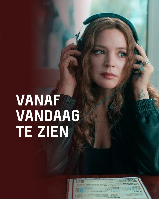 🎬Vanaf vandaag draaien we weer een aantal nieuwe films. Welke kom jij bij ons in de zaal kijken?

🕵️‍♀️Histoires Parallèles
Schrijfster Sylvie bespioneert haar buren aan de overkant van de straat, om inspiratie op te doen voor haar nieuwe roman. Vanuit haar eigen verbeelding bedenkt ze verhalen over hun levens. Langzaam maar zeker wordt het steeds moeilijker om fictie en werkelijkheid van elkaar te onderscheiden.

🏡Home
Home is een aangrijpend familiedrama over emigratie, aanpassen en de betekenis van thuis. Wanneer de 6-jarige Maja met haar ouders van Joegoslavië naar Denemarken verhuist, blijkt het nieuwe leven heel anders dan gehoopt.

🏹The Death of Robin Hood
Regisseur Michael Sarnoski komt met een rauwe interpretatie op een legende: The Death of Robin Hood. Na zijn laatste gevecht raakt Robin Hood dodelijk gewond. Terwijl hij vecht voor zijn leven, wordt hij geconfronteerd met zijn verleden en de man die hij is geworden.

🙏Leviticus
Een beklemmende horrorfilm over liefde, religie en verlangen. In een klein Australisch stadje worden twee verliefde tieners geconfronteerd met een angstaanjagend wezen dat de gedaante aanneemt van degene naar wie je het meest verlangt.

👩‍💼De Manager
Wat gebeurt er achter gesloten deuren wanneer werknemers worden beoordeeld en managers de leiding nemen? De Manager van Maartje Bakers kijkt met humor en een scherpe blik naar leiderschap, macht en verbinding op de werkvloer.

🎼Les Demoiselles de Rochefort
Een kleurrijke, swingende musical over tweelingzussen Delphine en Solange, die dromen van liefde, kunst en avontuur. Wanneer een reizende kermis Rochefort aandoet, komen hun dromen én verschillende liefdes op onverwachte manieren samen.

💃Lola
In Nantes wacht de jonge cabaretdanseres Lola op de terugkeer van haar grote liefde, terwijl nieuwe ontmoetingen en oude verlangens haar pad kruisen. Een sfeervolle film vol liefde, toeval en gemiste kansen.

📔Dagboek van een Zwakke Yogi
De laatste minimalistische film van Pim de la Parra is een directe kijk op vriendschap, liefde en verlangen. Wanneer twee bevriende koppels samenkomen, komen verborgen spanningen, jaloezie en verlangens langzaam aan het licht.

#lux #luxnijmegen