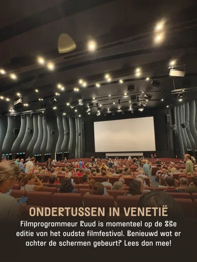 Op dit moment is onze filmprogrammeur Ruud aanwezig op de 83e editie van het Filmfestival van Venetië. Van die Italiaanse zon ziet hij deze dagen niet zo veel. Met 62 films en een overvolle planning is hij vooral bezig met rennen van de ene filmzaal naar de andere. Terwijl hij op dit moment film numero 42 bekijkt, blikken wij terug op zijn avonturen van afgelopen week. Swipe en lees mee, bij elke foto staat een andere caption.👀

“Net aangekomen! Als je denkt dat Nederland last heeft van regen, moet je eens zien hoe erg de straten hier blank staan… 🤡”

#toerist 

“Op weg naar het Lido, het eiland waar het festival huishoudt, om mijn festivalpas op te halen.”

Op vrijdag gaf Ruud ons een update over de 11 films die hij al had gezien: Wild Horse Nine was zijn favoriet. 

“De trieste lolbroekerij van McDonagh blijft werken, ook op Paaseiland in 1973 met twee CIA-hitmen en een hoop twists and turns. Is het een remix van In Bruges? Dan wel een ontzettend stevige… Vooral John Malkovich is goud in die film. Wild Horse Nine zie je bij ons vanaf 5 november. 

Andere favorieten? Ink van Danny Boyle verleid je op Wolf of Wall Street-achtige wijze om mee te gaan in de vorming van Britse tabloid The Sun. En onverwacht werkt de kinetische stijl van Danny ‘Trainspotting’ Boyle ook in de setting van de stoffige grijze jaren ‘60 in de UK.

Mr. Nelson, Did You Kill People? Vietnamoorlog-trauma’s door de lens van een jonge zwarte man in therapie. Het geluid leek soms harder dan bij Christopher Nolan, niemand wist dat het mogelijk was. 
En de nieuwe van Werner Herzog, Bucking Fastard, is een heerlijk van de pot gerukte brij. Een unieke tijd in de bios, die ik voor altijd in mijn hart sluit. De zussen Mara zijn on fire!”

“Wat een rij! Voor welke film is dit?”, hoor ik je zeggen. Antwoord: geen enkele! Dit is de tassencheck bij één van de festivalingangen.”

Dit is het glamoureuze leven van een filmprogrammeur: Rennen en in rijen staan. Je moet er iets voor over hebben om 62 films in 10 dagen te proppen. 

Effe doorstappen richting mijn volgende film.🏃

“Primetime gezien, een echte banger. Robert Pattinson is intens als pedojager Chris Hansen, maar Merritt Wever steelt een beetje