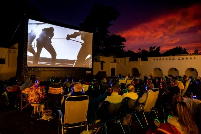 Afgelopen week brachten we onze openluchtbioscoop LUX Open Air naar Museumpark Orientalis. Onder een felroze hemel keken 200 filmliefhebbers naar de favoriete film van gastcurator Sinan Can: The Fall van Tarsem Singh.💫

Kun je niet genoeg krijgen van films onder de sterren? Morgen gaan we opnieuw on tour en brengen we LUX Open Air naar het Wijkcentrum in Hatert. Neem je stoel en een warme trui mee en kom kijken naar de eigenzinnige voetbalcomedy Next Goal Wins, van Oscarwinnaar Taika Waititi.

📸: Marcel Krijgsman

LUX Open Air on Tour wordt mede mogelijk gemaakt door Bibliotheek Gelderland Zuid, Bindkracht10 en Gemeente Nijmegen.

#LUX #LUXOpenAir #MuseumparkOrientalis #buitenbioscoop #gratis