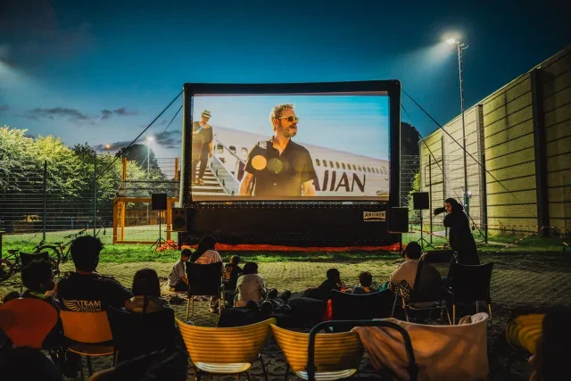 Traditiegetrouw hebben we de zomer afgesloten met onze buitenbioscoop LUX Open Air. Onder het thema ‘Going Weird’ keken we op ons terras samen naar cultklassiekers als ‘Eternal Sunshine of the Spotless Mind’ en ‘The Holy Mountain’. Daarna trokken we voor het eerst met ons opblaasbare scherm de stad in voor vertoningen op locatie. @museumparkorientalis verwelkomde ons onder een knalroze hemel voor ‘The Fall’, de favoriete film van gastcurator @sinancan77. In samenwerking met @bibliotheekgelderlandzuid, bindkracht10 en @gemeentenijmegen  streken we als afsluiter neer bij het wijkcentrum in Hatert, waar de buurt aanschoof voor de voetbalfilm ‘Next Goal Wins’. Op naar volgende zomer!💖

📸Fotografie: Marcel Krijgsman, Vanna Trentelman & Peter van Esch

#LUXOpenAir #ArthouseLUX #buitenbioscoop