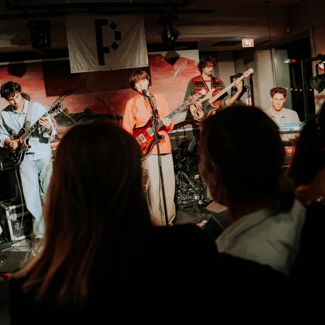 Dit was Popronde! 🎶

Afgelopen zaterdag stond ons café-restaurant in het teken van live muziek tijdens Popronde Nijmegen. Een avond vol nieuwe artiesten, volle zalen en fijne optredens.

Nog even nagenieten met deze beelden van de artiesten die bij ons op het podium stonden. ❤️

📸 Foto’s: Azumi & Michelle Zwinkels

@poprondenijmegen 

#Luxnijmegen #Cafelux #popronde