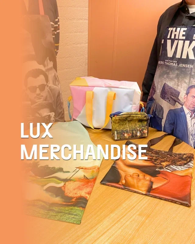 Unieke LUX-merchandise te koop! 

Op woensdag 30 september van 16.00 tot 18.00 uur verkopen we bij het servicepunt een bijzondere selectie LUX-merchandise. 

♻️ De tassen en accessoires zijn gemaakt van eerder gebruikte LUX-banners en LED-banners. Daardoor is ieder item uniek. 

Wie weet staat jouw favoriete film op één van de tassen..

Prijzen:
Cityshopper: € 29,95 | LUX Vriend: € 26,95
Weekendtas: € 47,95 | LUX Vriend: € 44,95
Schoudertas: € 46,50 | LUX Vriend: € 43,50
Keukenschort: € 19,50 | LUX Vriend: € 16,50
Totebag: € 18,50 | LUX Vriend: € 15,50

👉 De verkoop vindt uitsluitend plaats op woensdag 30 september tussen 16.00 en 18.00 uur bij het servicepunt. Zolang de voorraad strekt!

#LUXNijmegen #arthouseLUX