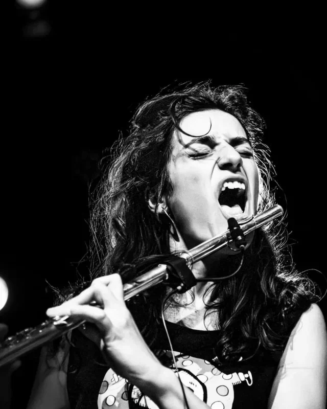 Over een maand is het zover: Festival Jazz International Nijmegen (FJIN) keert terug! 🎶

Tijdens de 10e editie van FJIN verwelkomen we bij LUX onder anderen KANDA, het trio van de Belgische meesterdrummer Stéphane Galland.

Samen met Lúcia Pires op dwarsfluit en EWI en Louise van den Heuvel op basgitaar verkent Galland nieuwe muzikale richtingen. KANDA beweegt tussen akoestisch en elektronisch, met een belangrijke rol voor ritme en improvisatie. Complexe ritmes worden verrassend toegankelijk en krijgen een groove die je vooral live wilt ervaren.

Het resultaat klinkt het ene moment energiek en krachtig, om vervolgens weer klein en sfeervol te worden.

📍 LUX Nijmegen
🎵 KANDA (BE)
🎉 Onderdeel van de 10e editie van Festival Jazz International Nijmegen

#LUXNijmegen #FJIN #FestivalJazzInternationalNijmegen #KANDA