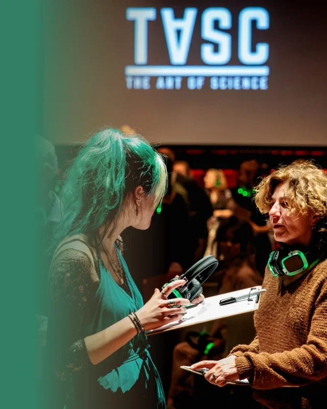 Hoe klinkt Nijmegen over 500 jaar? 💬 De komende vier jaar bevragen en verbeelden we in TASC (The Art Of Science) hoe de toekomst van taal eruitziet met verbeeldingskracht, ontmoeting en zevengeneratiedenken. 

Op dinsdag 6 oktober vindt het eerste publieksprogramma De Toekomst van Taal #1 plaats bij LUX. Samen met woordkunstenaars Kha’lil & Akunna en taalwetenschapper Marc van Oostendorp verkennen we maatschappelijke ontwikkelingen en veranderende leefomstandigheden in de toekomst, rondom thema’s als taaldiversiteit en meertaligheid. 🧐 Bewegen we bijvoorbeeld richting één universele taal, of juist naar kleinere taalbubbels door de gevolgen van de klimaatcrisis op onze leefomstandigheden?

Voor dit onderzoek nodigen we ook jou uit. Bij TASC is de bezoeker namelijk geen passieve toeschouwer, maar neem je actief deel via tijdreizen, inspirerende perspectiefwisselingen en interactieve werkvormen.

Denk jij mee over de taal van de toekomst? 

👉 Meer informatie en tickets: https://www.lux-nijmegen.nl/tasc

@dondersinstitute  @mpi_nl  @baby_child_research_center  @radboud_uni  @thelaunchnijmegen 
#LUX #LUXNijmegen #Nijmegen