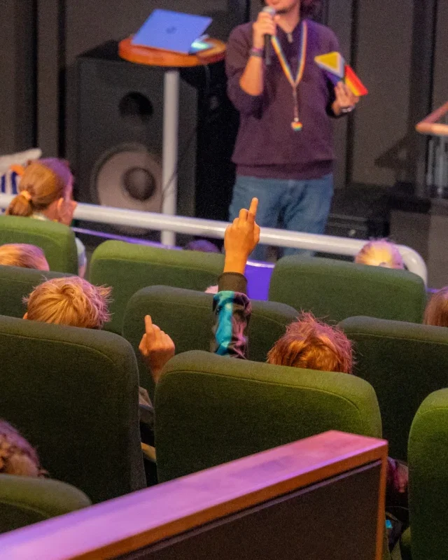 Deze week staat LUX in het teken van Coming Out Day! 🏳️‍🌈 We geven ruimte aan LHBTIQA+ verhalen en perspectieven. Dat zie je terug in ons film-, debat- en theaterprogramma, maar ook op ons terras en in ons café-restaurant. En daarvoor moesten zelfs de regenboogvlaggen even gestreken worden!

Vandaag stond ook ons educatieprogramma in het teken van Coming Out Day. Onze filmzalen vulden zich met leerlingen die samen films bekeken en na afloop tijdens een Q&A met elkaar in gesprek gingen over de thema's uit de films.

Want jezelf zijn vier je samen. 🏳️‍🌈

#luxnijmegen #cafelux #comingoutday