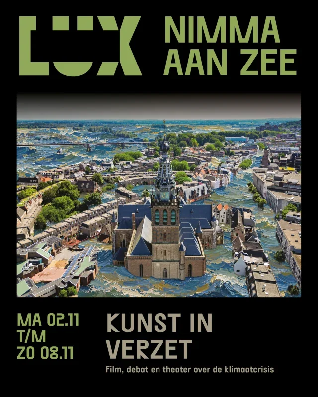 Nijmegen onder water. 🌊

Wat als een vertrouwde plek in onze stad er ineens heel anders uitziet?

Tijdens Nimma aan Zee zetten we film, debat en theater in om met een andere blik naar de klimaatcrisis te kijken. Kunst kan zichtbaar maken wat soms abstract of ver weg voelt. Het kan schuren, aan het denken zetten en nieuwe gesprekken op gang brengen.

Die gedachte zie je terug in ons campagnebeeld. Een herkenbaar uitzicht op de Stevenskerk, maar dan in een Nijmegen dat grotendeels onder water staat.
Op basis van een dronefoto van Koen Horn ging @quinstameijer aan de slag om onze stad op kunstzinnige wijze onder water te zetten. Niet als letterlijke voorspelling van de toekomst, maar als verbeelding van wat de klimaatcrisis kan betekenen.

Dit jaar staat Nimma aan Zee in het teken van KUNST IN VERZET.
Vanaf 26 oktober kom je het campagnebeeld tegen bij LUX en op verschillende plekken in Nijmegen.

Nimma aan Zee | Kunst in verzet
📅 2 t/m 8 november 2026
📍 LUX Nijmegen

Ontdek het programma via de link in bio.
