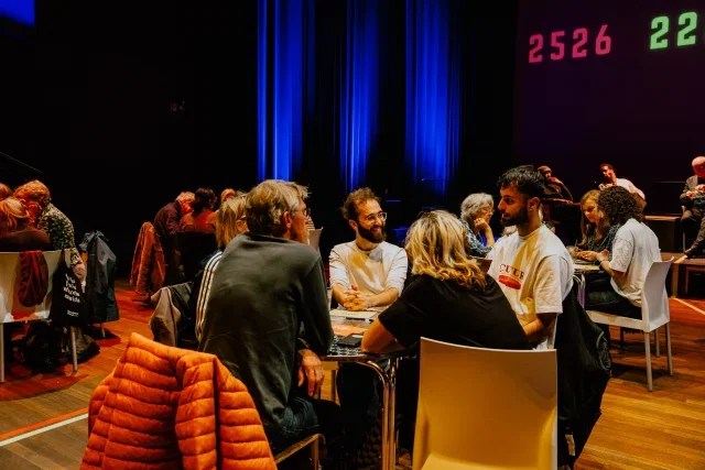 Hoe klinkt Nijmegen over 500 jaar? Op dinsdag 6 oktober vond het eerste publieksprogramma van TASC (The Art Of Science) plaats. We maakten kennis met woordkunstenaars Kha’lil (@khalil.alkenu) & Akunna (@axuakunna) en taalwetenschapper Marc van Oostendorp (@fonolog). Daarna gingen we samen met het publiek interactief op reis naar de toekomst. Met inspirerende perspectiefwisselingen blikten we vooruit naar de invloed van veranderende leefomstandigheden op ons taalgebruik. Dat leverde verrassende inzichten en urgente vragen op, die smaken naar meer!

De volgende publieksprogramma’s vinden plaats op dinsdag 8 december en dinsdag 26 januari. Denk jij mee over de taal van de toekomst?
👉 Meer informatie en tickets via onze bio of website! 

Foto’s: Henck Pengel (@henckmetck)

#LUX #LUXNijmegen #Nijmegen @dondersinstitute @mpi_nl @baby_child_research_center @radboud_uni  @thelaunchnijmegen