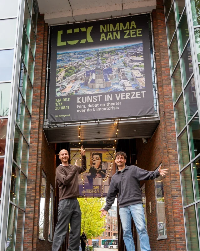 De campagne voor ons kunst voor klimaat-programma Nimma aan Zee is nu in de stad te zien!

Koen fotografeerde Nijmegen vanuit de lucht. @quinstameijer gaf onze vertrouwde stad vervolgens een andere werkelijkheid: met blauwgroene golven liet hij Nijmegen op een kunstzinnige manier onder water verdwijnen. Zo komt een wereldwijd vraagstuk ineens heel dichtbij.

“De uitdaging was om Nijmegen herkenbaar te houden en tegelijk iets te maken dat vervreemdt.”
Quin Meijer, vormgever

Dit jaar staat Kunst in verzet centraal. Met film, debat en theater onderzoeken we de klimaatcrisis en de systemen die eraan bijdragen. Want klimaat gaat ook over ongelijkheid en macht. Kunst maakt die verbanden voelbaar en geeft ruimte om je een andere toekomst voor te stellen.

Nimma aan Zee vindt van maandag 2 t/m zondag 8 november bij ons plaats. 
Bekijk het programma via de link in bio.